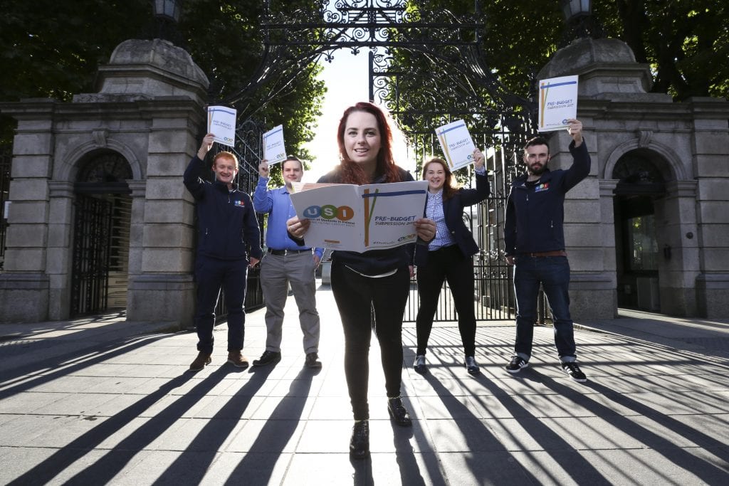 *** NO REPRODUCTION FEE *** DUBLIN : 6/9/2016 : AMLÉ Launches Pre-Budget Submission, proposing a minimum €500 reduction in fees, a €140m investment in higher education and a €5m investment in third level mental health counselling.The Union of Students in Ireland will launch its Pre-Budget Submission outside Leinster House at 8:30am on Tuesday the 6th September. The proposals in the submission will include a €500 minimum reduction in fees; a €140 million investment in higher education; reinstating postgraduate grants; and a €5million investment in third-level mental health counselling. AMLÉ President, Annie Hoey, said the government needs to match talk of economic recovery with financial investment in third-level education. Pictured (l-r) outside Leinster House, Kildare Street Dublin with AMLÉ Pre-Budget Submission were AMLÉ members Jack Leahy, Kieran McNulty, AMLÉ President Annie Hoey, Siona Cahill and Dan Waugh. Picture Conor McCabe Photography. MEDIA CONTACT : Fiona.omalley@usi.ie or call 0874495695
